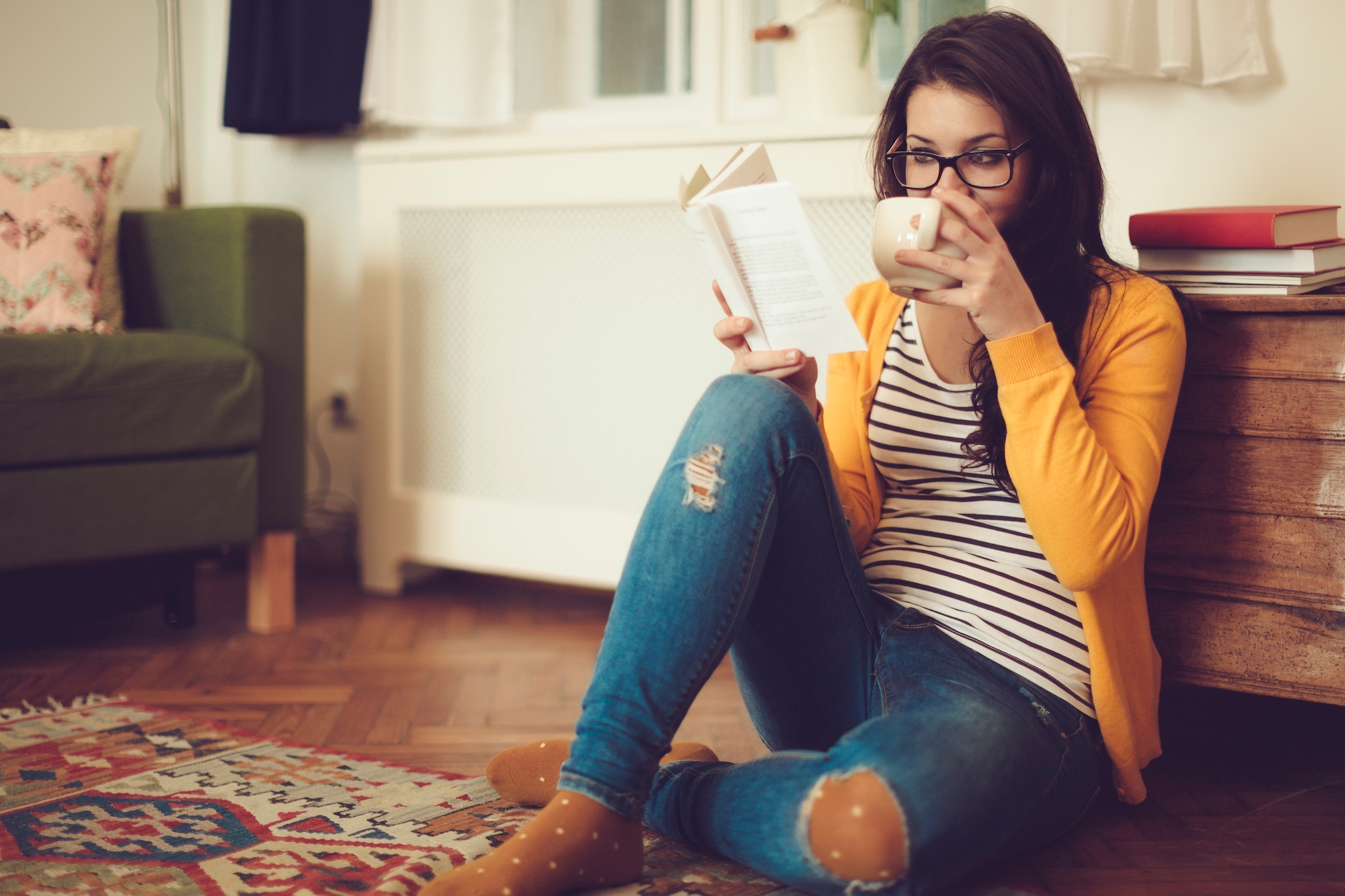 Homestay_Girl_Reading_witc_Coffee.jpg